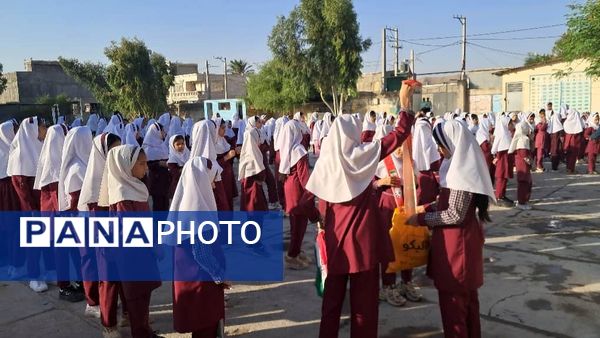 دیدار صمیمانه مأموران نیروی انتظامی با دانش‌آموزان دبستان استقلال 