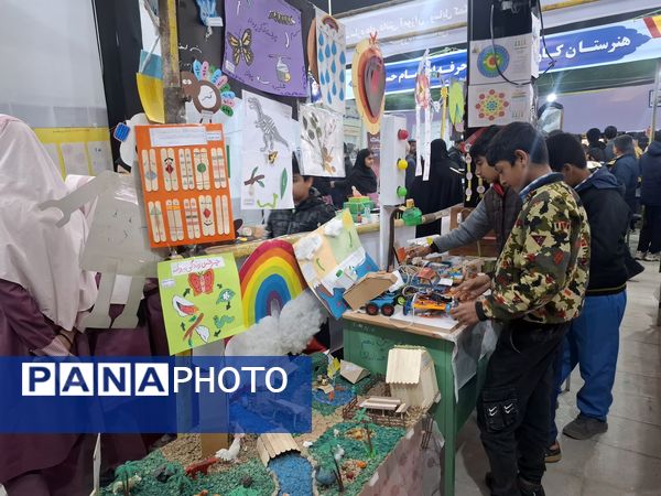بازدید دانش آموزان مدرسه شهید عامری از نمایشگاه پژوهش و فناوری در خلیل آباد