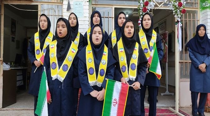 همخوانی سرود ای ایران توسط پیشتازان دبیرستان شهید مجید دهنوی نیشابور 