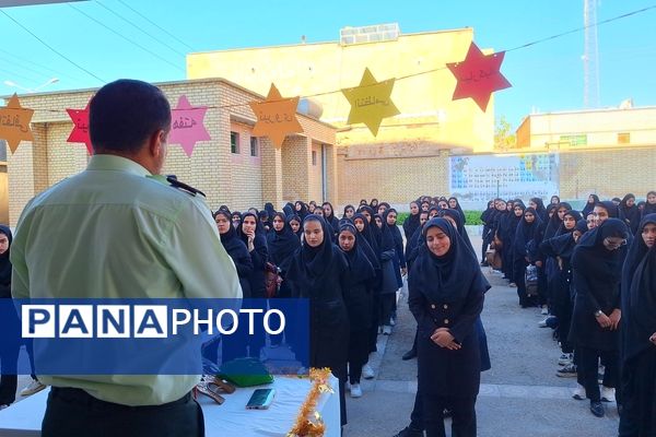 مراسم تجلیل از پرسنل زحمتکش  نیروی‌انتظامی در دبیرستان حضرت‌زینب(س) شهرستان لنده 