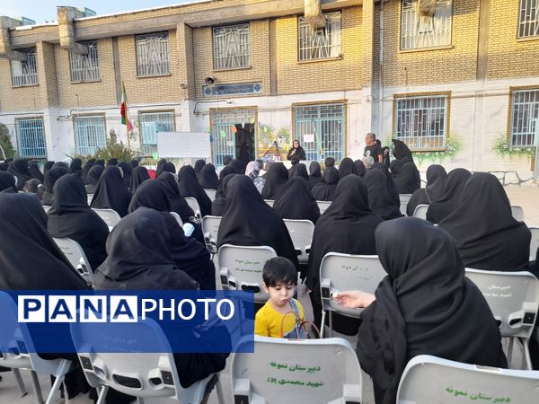 جلسه انجمن اولیا و مربیان در دبیرستان شهید محمدی‌پور