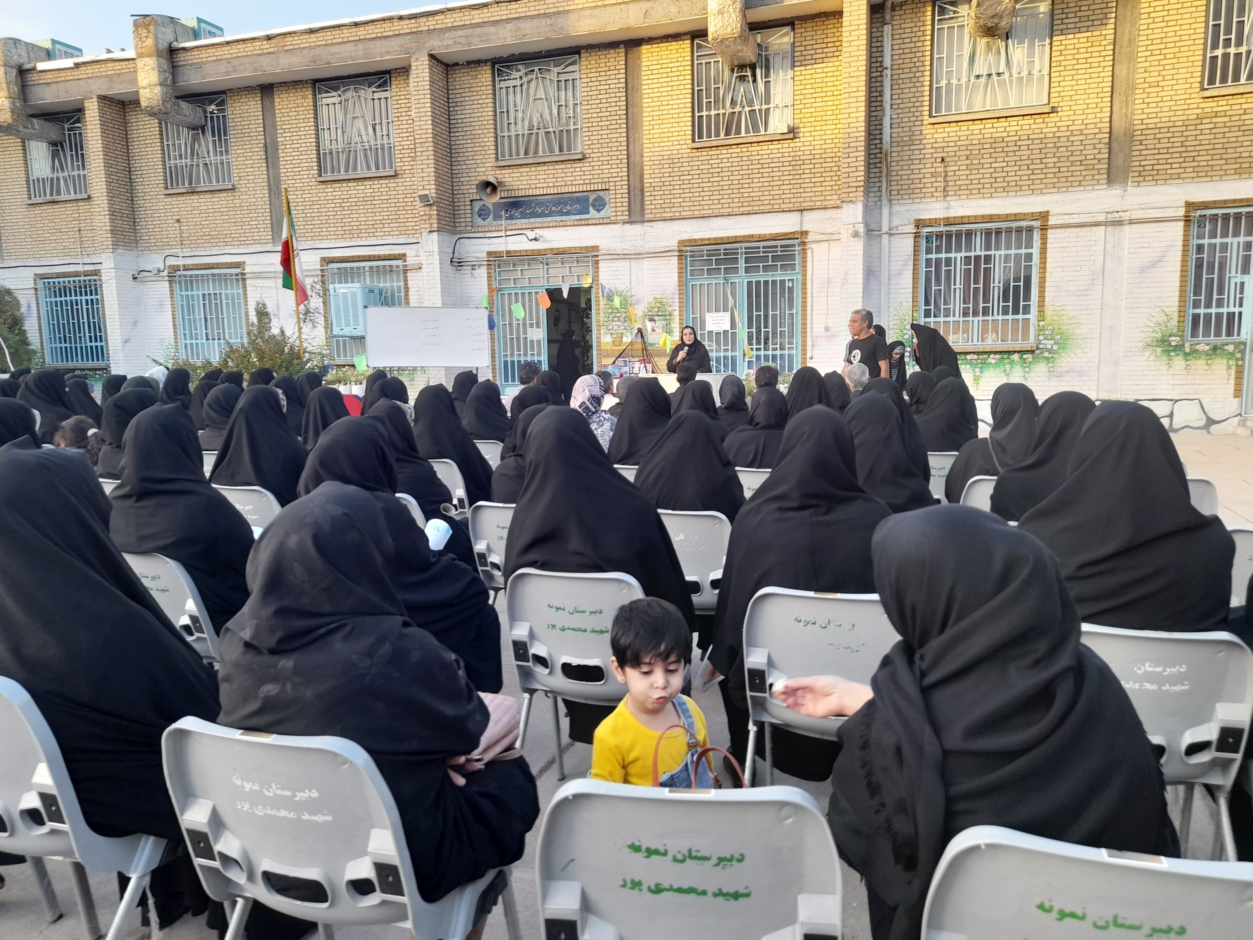 جلسه انجمن اولیا و مربیان در دبیرستان شهید محمدی‌پور