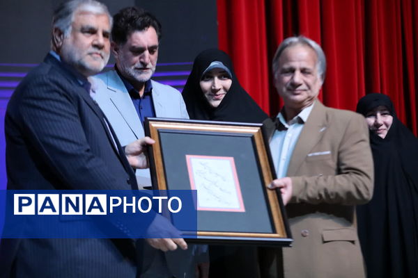 آیین تقدیر از برگزیدگان بیست و ششمین جشنواره تئاتر استان قم