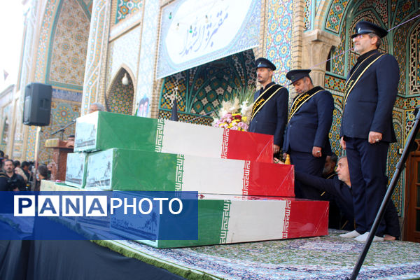 جلوه‌هایی از حضور نوجوانان در مراسم تشییع و خاکسپاری شهدای گمنام