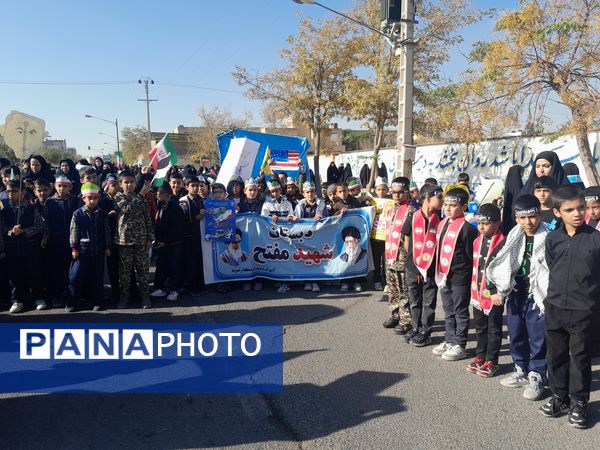 حضور دانش آموزان و آحاد مردم شریف منطقه رضویه در راهپیمایی 13آبان