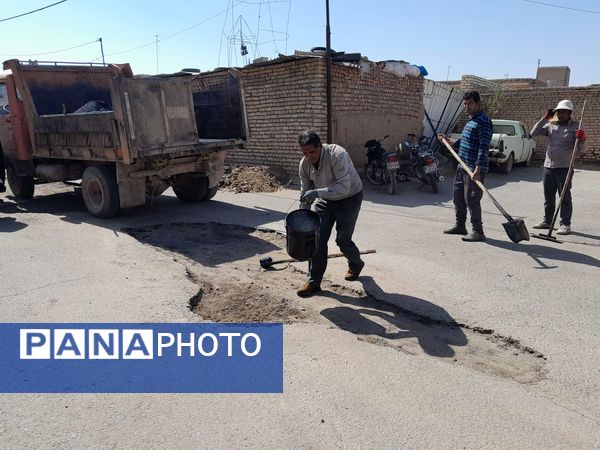 فرآیند چاله‌گیری کوچه دبیرستان مادر مهربان نقاب شهرستان خلیل آباد