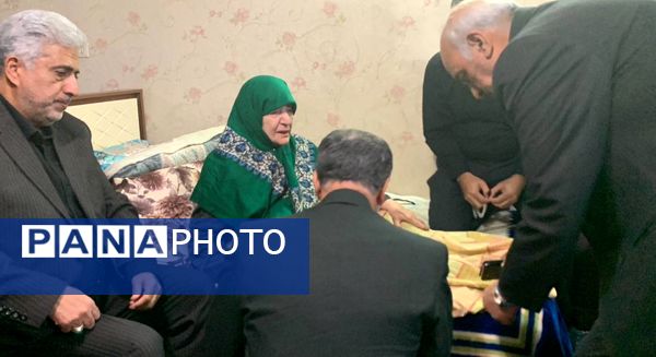 دیدار صمیمانه دانش آموز خبرنگاران پانا در منزل مادر شهید جمهور