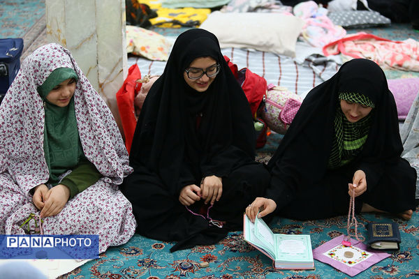 اعتکاف دانش‌آموزی در مسجد چهارده معصوم (ع)