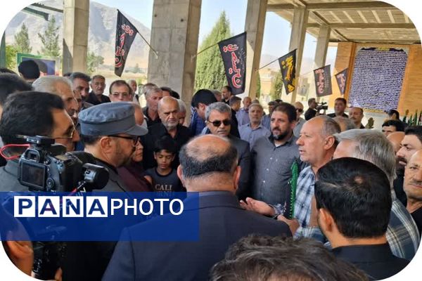 میثاق استاندار و مسئولان استانی با شهدا در سفر به زرقان