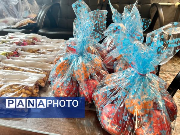 اهدای پک‌های شب یلدا به دانش‌آموزان کم برخوردار دبستان المهدی ناحیه یک کرج