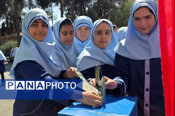 جشن عاطفه‌ها؛ لبریز از مهربانی در دبستان دخترانه قدر بهارستان ۲