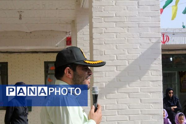 حضور پلیس در دبستان فاطمهالزهرا برای آموزش پیشگیری از آسیبهای اجتماعی