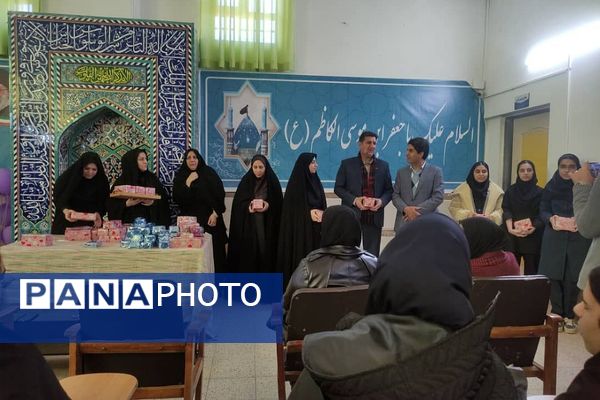تقدیر از دانش‌آموزان برتر دبستان جعفریه و دبیرستان نمونه سمیه پیشوا