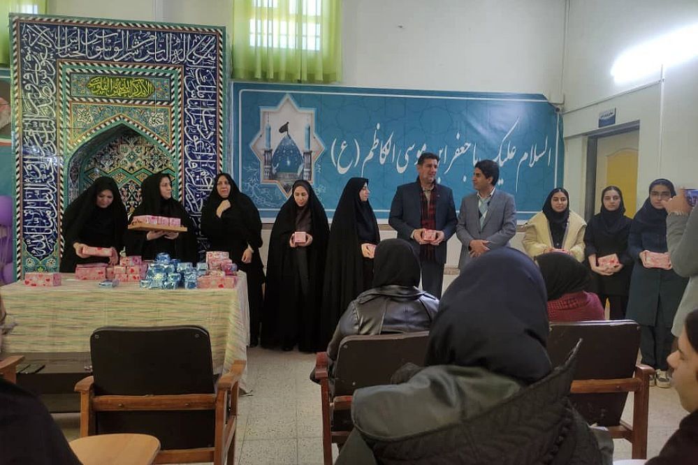 تقدیر از دانش‌آموزان برتر دبستان جعفریه و دبیرستان نمونه سمیه پیشوا