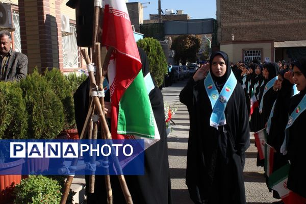 جوشش غیرت و همدلی دانش‌آموزان رباط‌کریم در مراسم وطن‌یار