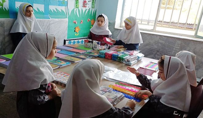 توزیع ۶۰ بسته لوازم‌التحریرحاصل همدلی دبستان ستایش و صابران یک در شهریار