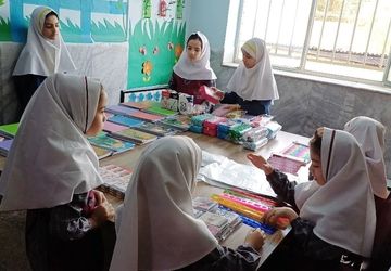 توزیع ۶۰ بسته لوازم‌التحریرحاصل همدلی دبستان ستایش و صابران یک در شهریار