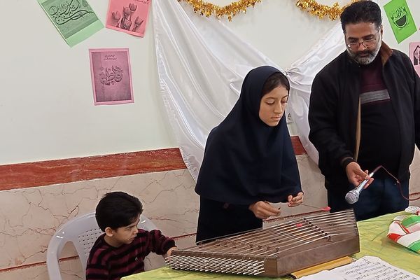 برگزاری جشن یلدا با حضور مسئولان و همکاران در مدرسه ایران و هنرستان کریمی شیرازیها