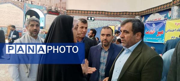 برپایی میز خدمت ادارات در مصلای نماز جمعه شهرستان محمودآباد