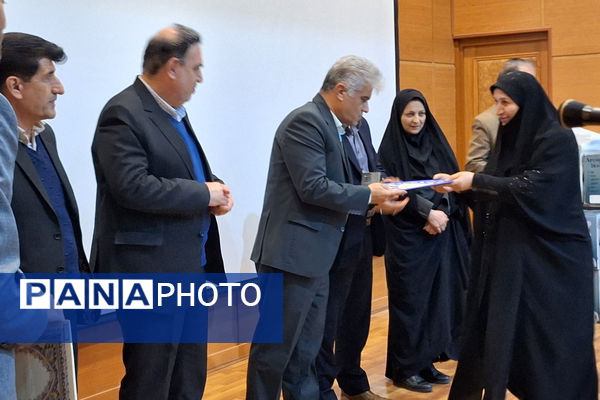 آیین تقدیر از انجمن‌های اولیا و مربیان برتر و تبیین فرآیند انتخابات شورای انجمن اولیا و مربیان ناحیه یک شیراز 