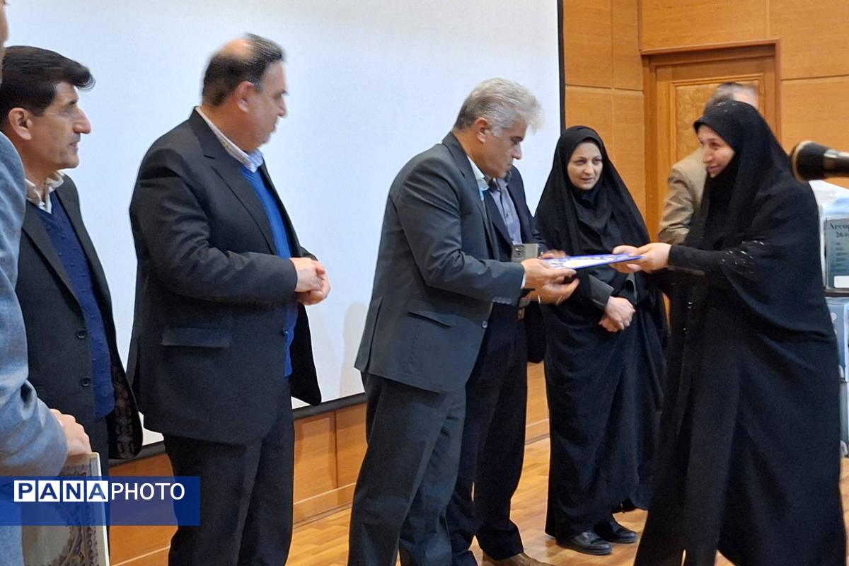 آیین تقدیر از انجمن‌های اولیا و مربیان برتر و تبیین فرآیند انتخابات شورای انجمن اولیا و مربیان ناحیه یک شیراز 