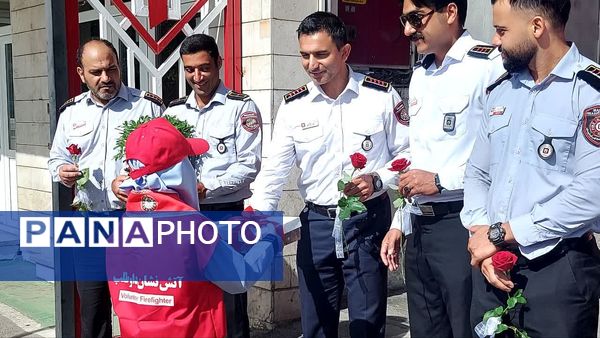 تجلیل از آتش نشانان قهرمانان حماسه آفرین در محل ایستگاه ۵ آتش نشانی مشهد
