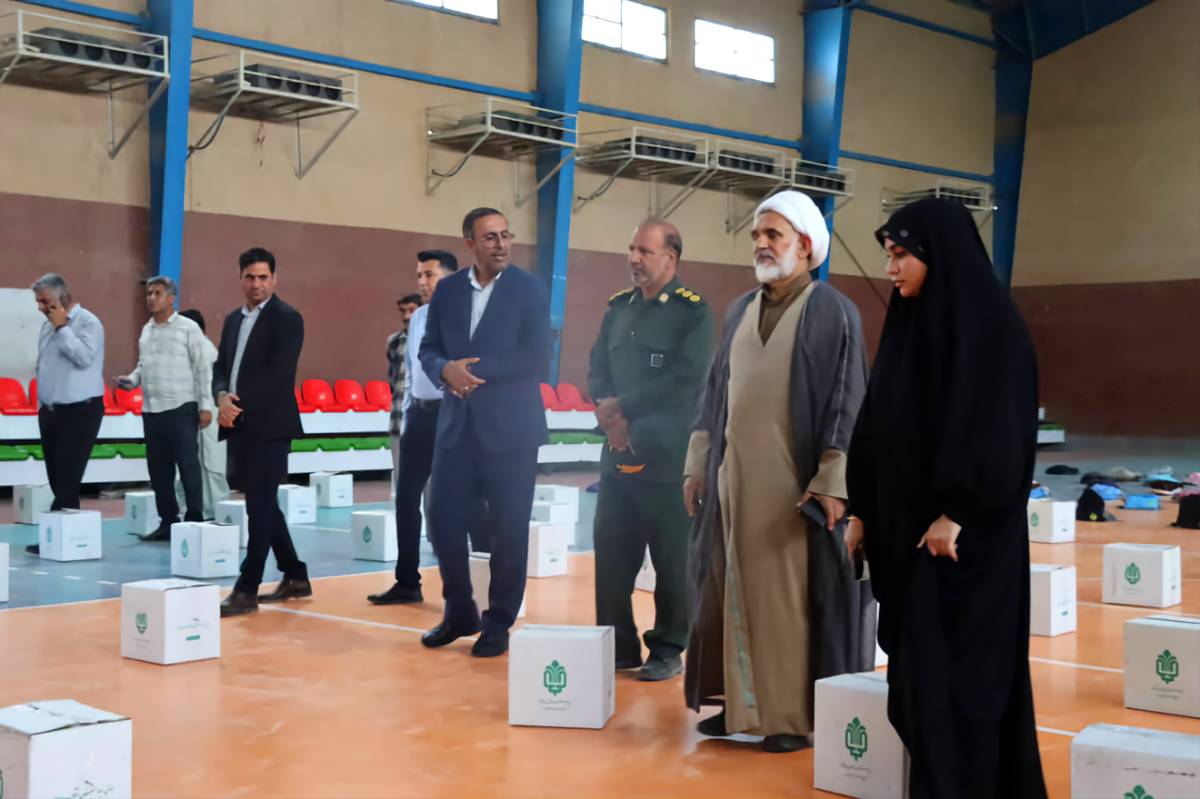 توزیع ۷۰۰ بسته نوشت افزار بین دانشآموزان نیازمند شهرستان قلعهگنج در پویش مهر علوی