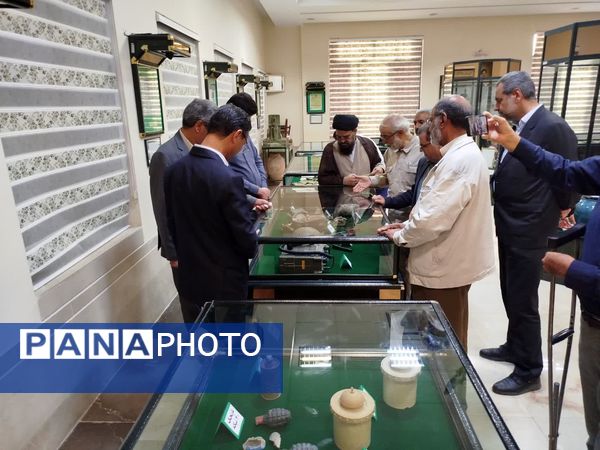 بازدید فرماندار کاشمر از موزه دفاع مقدس در زیارتگاه شهید مدرس(ره)