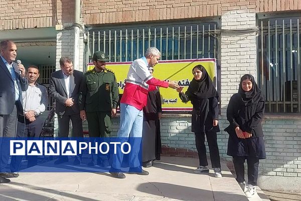 نواختن زنگ پدافند غیرعامل در هنرستان کوثر باقرشهر 