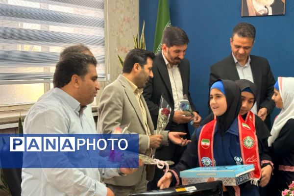 تجلیل دانش آموزان مدرسه هدی۱ از  مدیر ومعاونین آموزش و پرورش شهرستان قدس