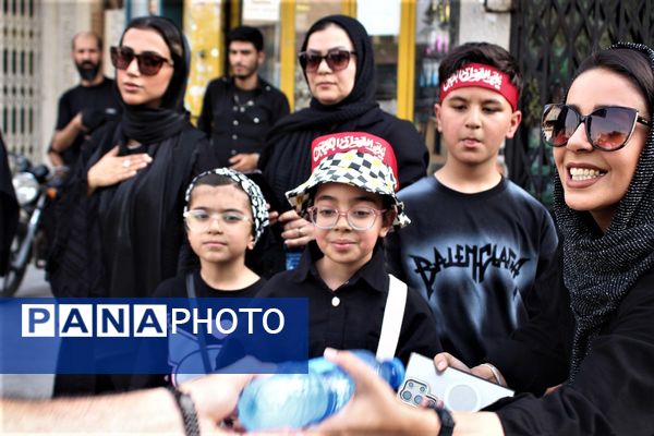 حضور پرشور کودکان قمی در دسته‌های عزاداری روز تاسوعا 
