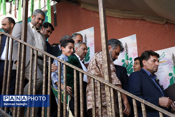 اقامه اذان و نماز با شعار «مِهر با مُهر» با حضور وزیر آموزش و پرورش