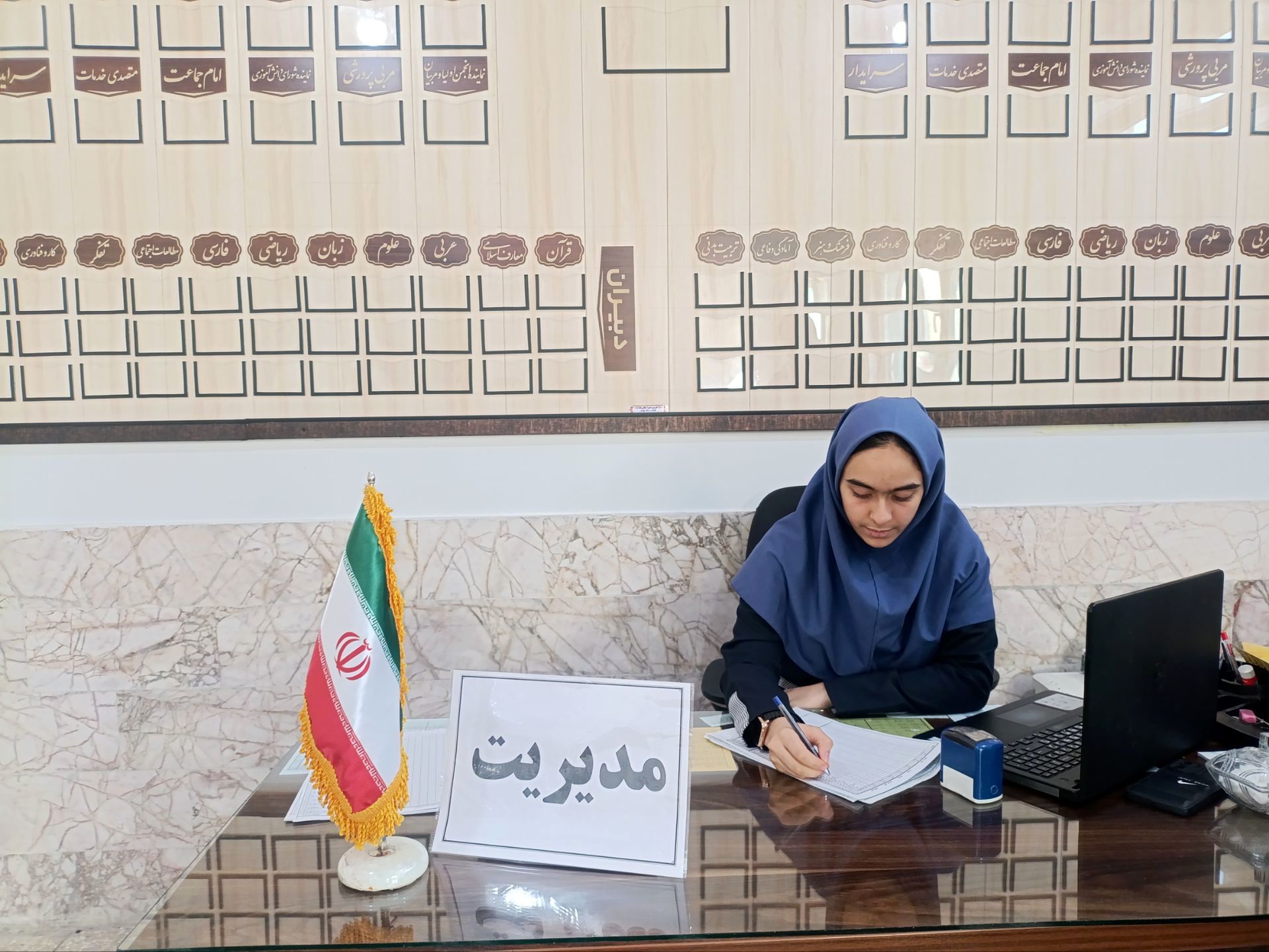 همدلی و همکاری دانش‌آموزان در اجرای طرح مدام دبیرستان دکتر جواد حداد ۲ 