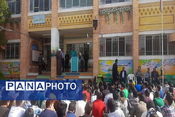 تقدیر از دانش‌آموزان برتر دبیرستان شاهد سردار شهید قاجاریان 