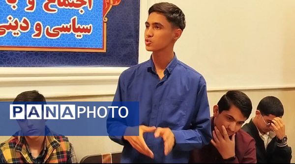 دیدار فرماندهان بسیج دانش آموزی مدارس کاشمر با امام‌ جمعه شهرستان