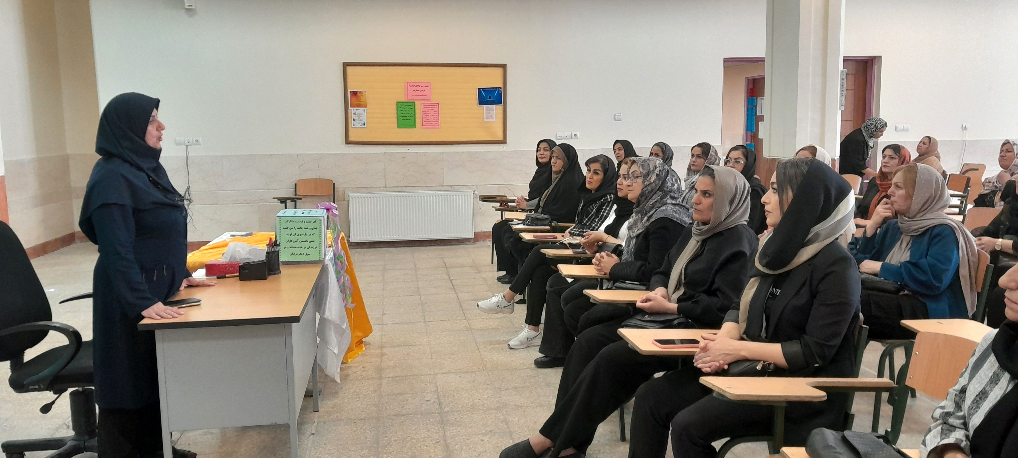 اولین جلسه دیدار چهره به چهره اولیا با دبیران دبیرستان فرزانگان استعداد درخشان ملارد