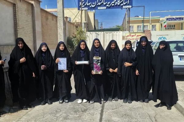 دانش‌آموزان دبیرستان برازنده مقدم، میهمان خانه سالمندان شدند