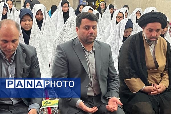 برپایی نماز جماعت همراه با بزرگداشت و تجلیل از مقام‌آوران دانش‌آموزی مدرسه نمونه دولتی ارشاد