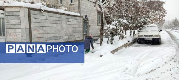 یلدای برفی در اراک؛ مردم با شادی به استقبال جشن یلدا می‌روند