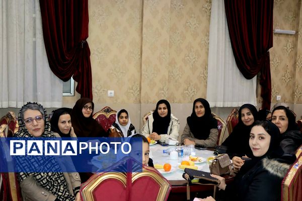 جشن فارغ‌التحصیلی دانش‌آموزان دختر بروجنی