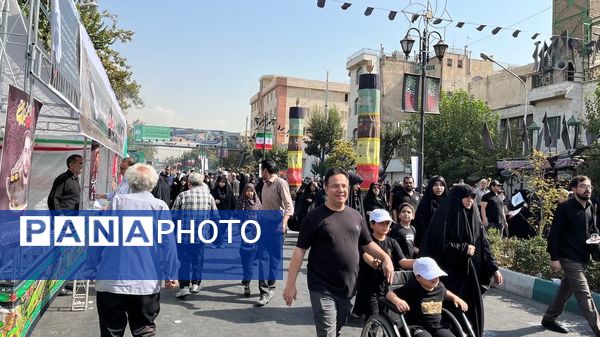 جاماندگان اربعین در خیابان ۱۷ شهریور هم‌قدم با زائران کربلا