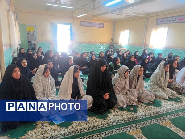 نماز جماعت در دبیرستان میرزا جعفر سروقد مشهد مقدس 