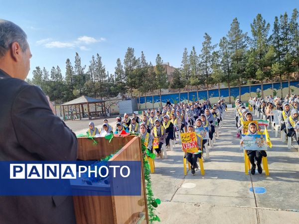 نواختن زنگ استکبار ستیزی و روز دانش آموز در دبیرستان نمونه دولتی مهرورزان خواف