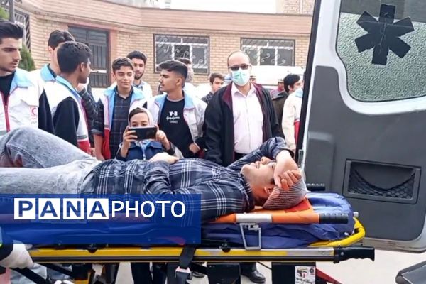 اجرای مانور زلزله با حضور مسئولان در مدرسه استاد مطهری رباط‌کریم