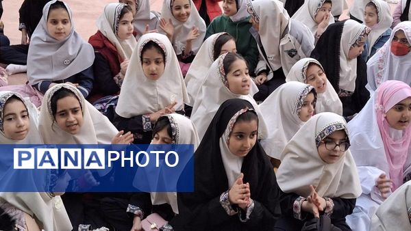 مراسم افطاری در دبستان دخترانه شهید باهنر با حضور دانش‌آموزان و اولیاء