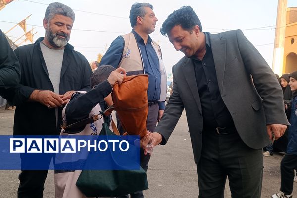 از مدرسه تا موکب حسینی؛ دانش‌آموزان پیشتاز شهرستان قدس در خدمت زائران اربعین حسینی