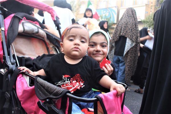 حماسه حضور نوجوانان کفن‌پوش قمی در راهپیمایی «عهد خون»