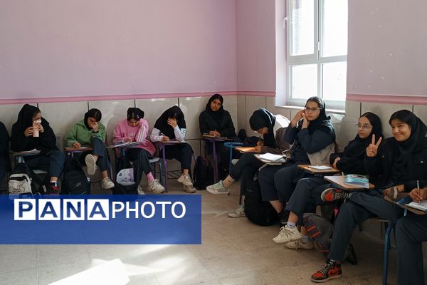 یک روز بدون کیف همراه با آموزش خود مراقبتی در دبیرستان شریعت 