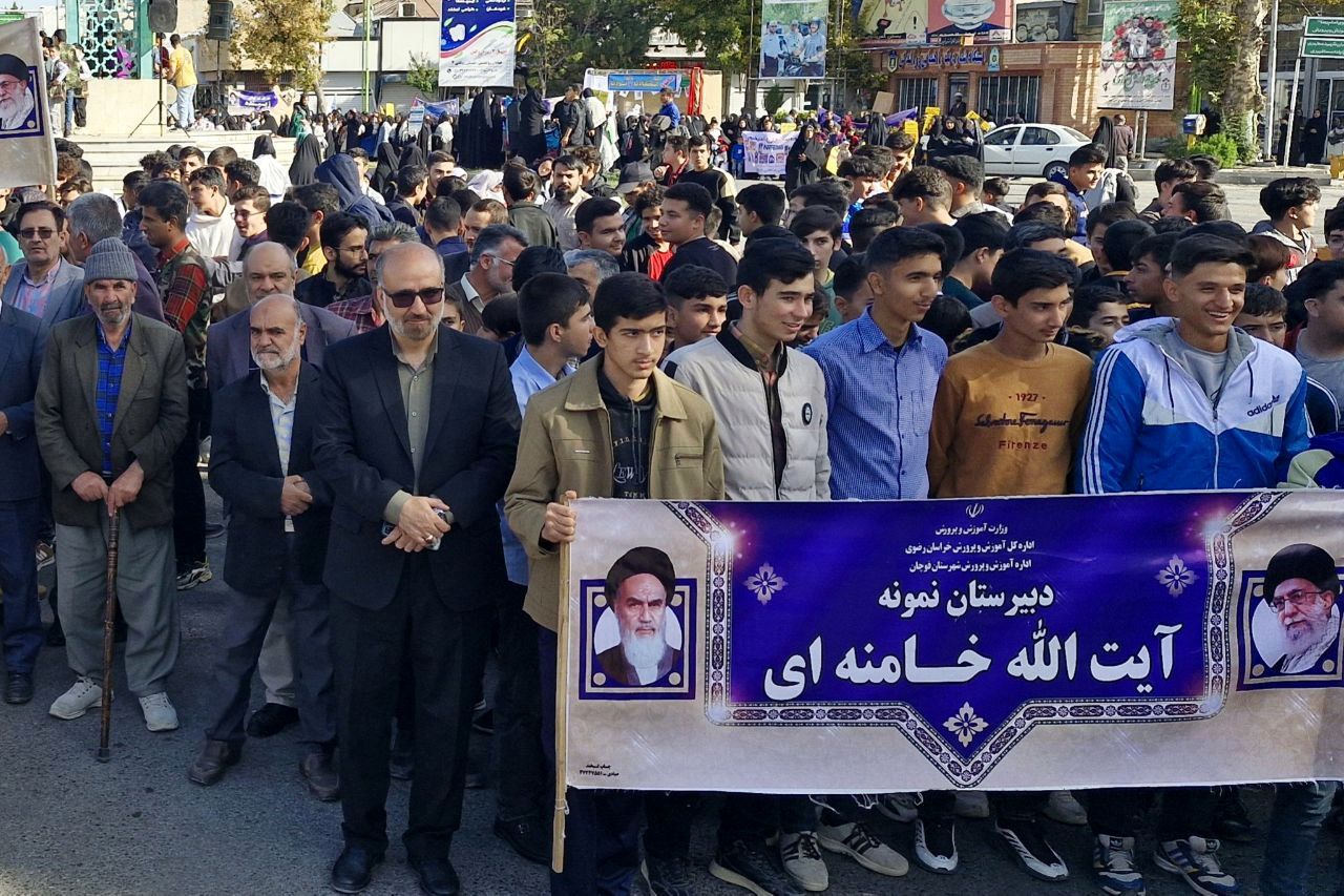 میدان‌داری دانش‌آموزان و همه‌ اقشار قوچانی در دفاع از ارزش‌های انقلاب 