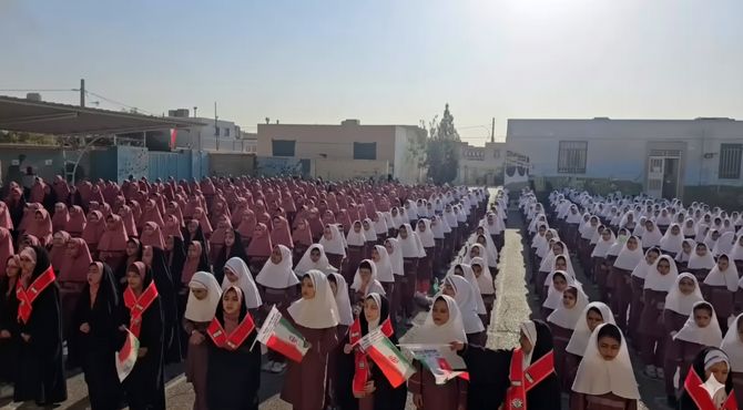 اجرای همگانی سرود «ای ایران» در مدرسه قرآنی اکبرزاده